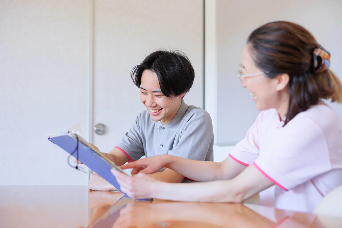 打ち合わせをする職員